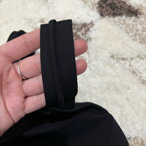 Lululemon black strong at heart bra. Size 4 - Picture 3 of 7